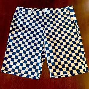 Lesmart Mens Golf Checkered Shorts Size 46. White and Blue.